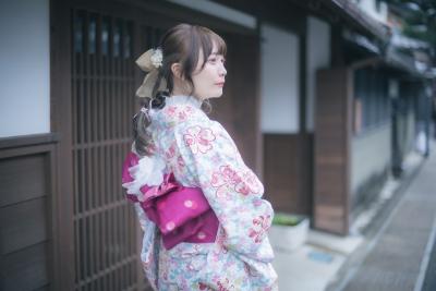 横顔を見せるポーズ