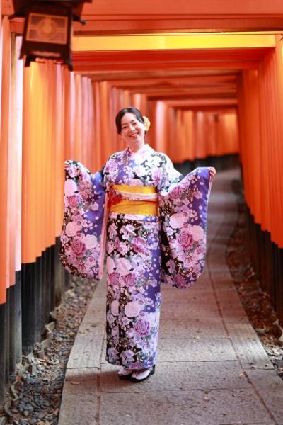 袖を持ち上げたポーズ